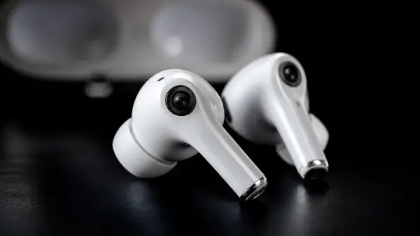 Apple potvrdil AirPods s kamerami: nasadí je pro vizuální inteligenci