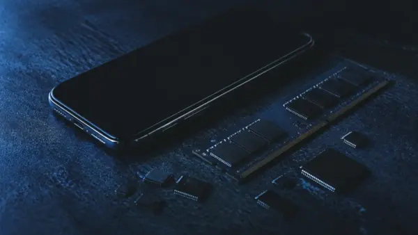 Google zpřísní limity paměti pro aplikace v Androidu, reaguje na krizi s RAM