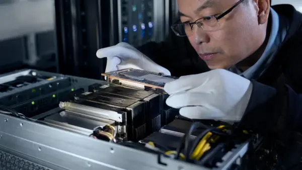 Samsung ukázal paměti HBM4 s vyšší kapacitou pro AI akcelerátory