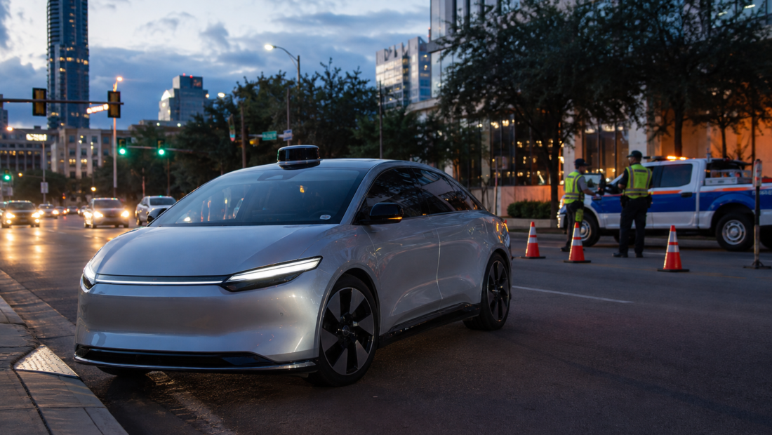 Tesla Cybercab na křižovatce v Austinu během bezpečnostní kontroly